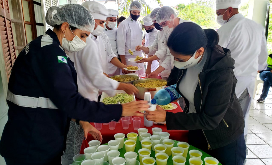 A empresa Portos do Paraná retomou nesta quinta-feira (11) o Porto em Ação após o avanço da vacinação contra a Covid-19 no Estado. O evento aconteceu na cozinha comunitária da comunidade Piaçaguera e contemplou também os moradores da Ilha de Amparo, que participaram de um almoço de integração e tiveram acesso a vouchers de consulta, teste de glicemia, aferição de glicose, além de corte de cabelo, kits de jogos lúdicos, atividades físicas e orientações da Marinha do Brasil e da Unidade de Segurança Portuária