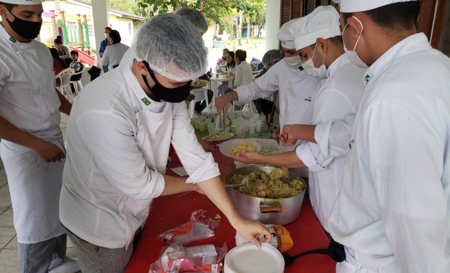 A empresa Portos do Paraná retomou nesta quinta-feira (11) o Porto em Ação após o avanço da vacinação contra a Covid-19 no Estado. O evento aconteceu na cozinha comunitária da comunidade Piaçaguera e contemplou também os moradores da Ilha de Amparo, que participaram de um almoço de integração e tiveram acesso a vouchers de consulta, teste de glicemia, aferição de glicose, além de corte de cabelo, kits de jogos lúdicos, atividades físicas e orientações da Marinha do Brasil e da Unidade de Segurança Portuária