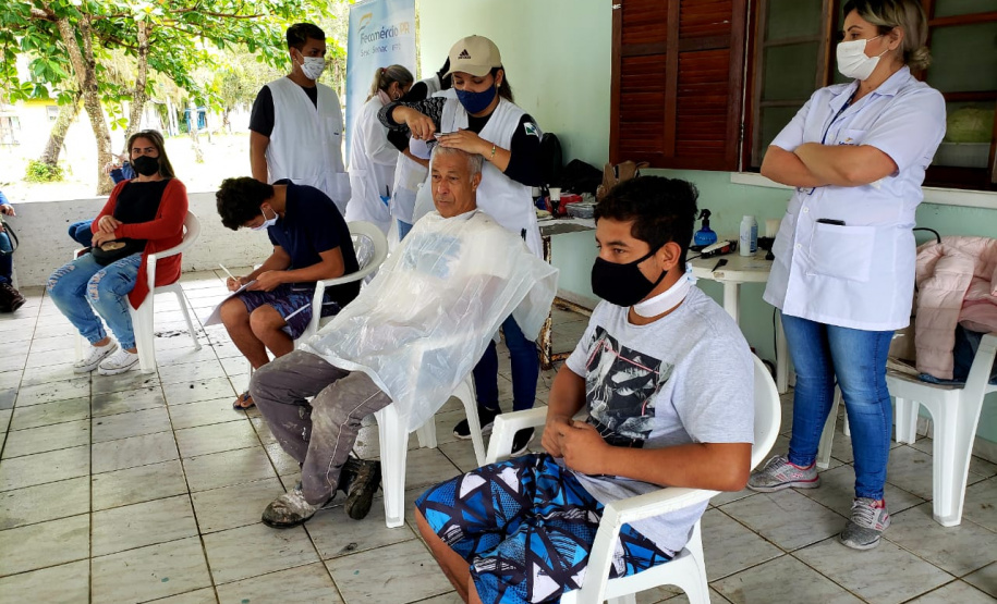 A empresa Portos do Paraná retomou nesta quinta-feira (11) o Porto em Ação após o avanço da vacinação contra a Covid-19 no Estado. O evento aconteceu na cozinha comunitária da comunidade Piaçaguera e contemplou também os moradores da Ilha de Amparo, que participaram de um almoço de integração e tiveram acesso a vouchers de consulta, teste de glicemia, aferição de glicose, além de corte de cabelo, kits de jogos lúdicos, atividades físicas e orientações da Marinha do Brasil e da Unidade de Segurança Portuária