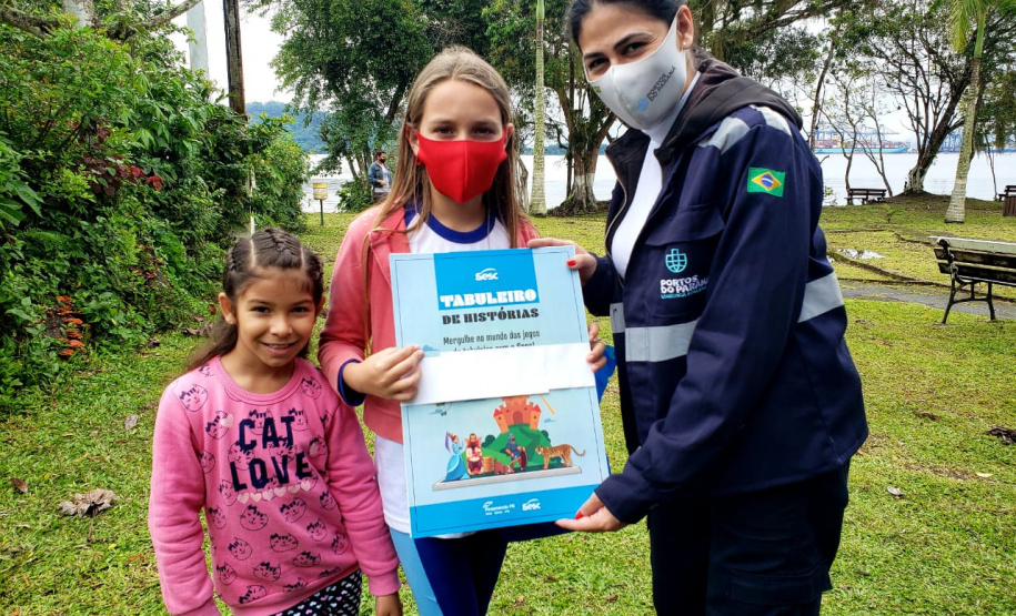 A empresa Portos do Paraná retomou nesta quinta-feira (11) o Porto em Ação após o avanço da vacinação contra a Covid-19 no Estado. O evento aconteceu na cozinha comunitária da comunidade Piaçaguera e contemplou também os moradores da Ilha de Amparo, que participaram de um almoço de integração e tiveram acesso a vouchers de consulta, teste de glicemia, aferição de glicose, além de corte de cabelo, kits de jogos lúdicos, atividades físicas e orientações da Marinha do Brasil e da Unidade de Segurança Portuária