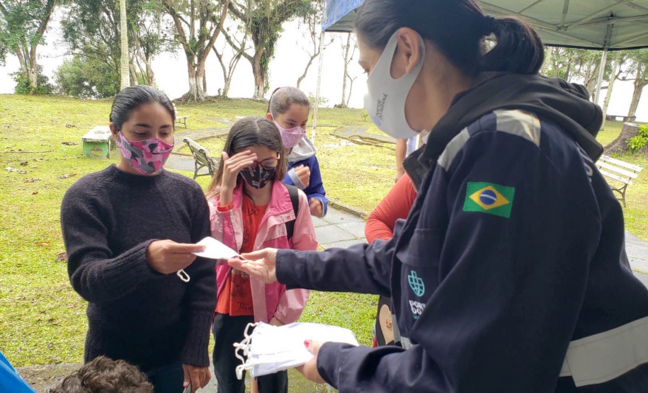 A empresa Portos do Paraná retomou nesta quinta-feira (11) o Porto em Ação após o avanço da vacinação contra a Covid-19 no Estado. O evento aconteceu na cozinha comunitária da comunidade Piaçaguera e contemplou também os moradores da Ilha de Amparo, que participaram de um almoço de integração e tiveram acesso a vouchers de consulta, teste de glicemia, aferição de glicose, além de corte de cabelo, kits de jogos lúdicos, atividades físicas e orientações da Marinha do Brasil e da Unidade de Segurança Portuária