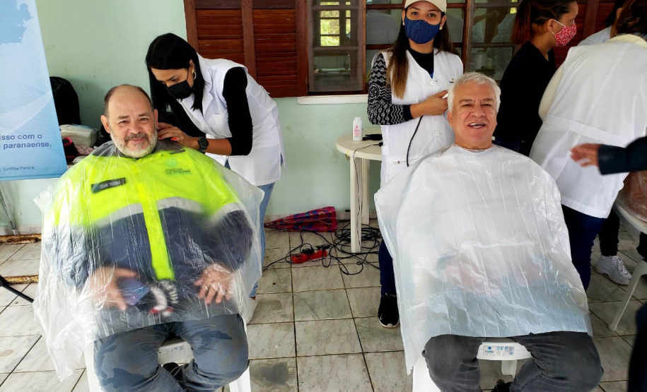 A empresa Portos do Paraná retomou nesta quinta-feira (11) o Porto em Ação após o avanço da vacinação contra a Covid-19 no Estado. O evento aconteceu na cozinha comunitária da comunidade Piaçaguera e contemplou também os moradores da Ilha de Amparo, que participaram de um almoço de integração e tiveram acesso a vouchers de consulta, teste de glicemia, aferição de glicose, além de corte de cabelo, kits de jogos lúdicos, atividades físicas e orientações da Marinha do Brasil e da Unidade de Segurança Portuária