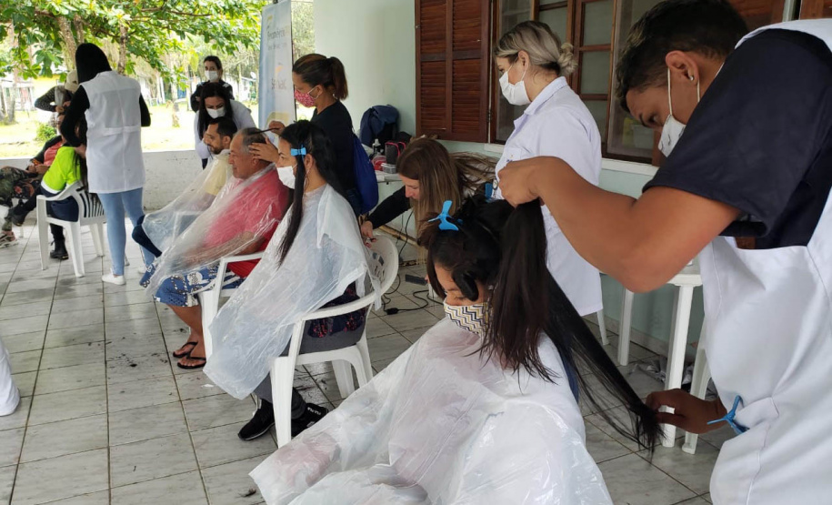 A empresa Portos do Paraná retomou nesta quinta-feira (11) o Porto em Ação após o avanço da vacinação contra a Covid-19 no Estado. O evento aconteceu na cozinha comunitária da comunidade Piaçaguera e contemplou também os moradores da Ilha de Amparo, que participaram de um almoço de integração e tiveram acesso a vouchers de consulta, teste de glicemia, aferição de glicose, além de corte de cabelo, kits de jogos lúdicos, atividades físicas e orientações da Marinha do Brasil e da Unidade de Segurança Portuária