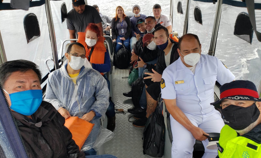 A empresa Portos do Paraná retomou nesta quinta-feira (11) o Porto em Ação após o avanço da vacinação contra a Covid-19 no Estado. O evento aconteceu na cozinha comunitária da comunidade Piaçaguera e contemplou também os moradores da Ilha de Amparo, que participaram de um almoço de integração e tiveram acesso a vouchers de consulta, teste de glicemia, aferição de glicose, além de corte de cabelo, kits de jogos lúdicos, atividades físicas e orientações da Marinha do Brasil e da Unidade de Segurança Portuária