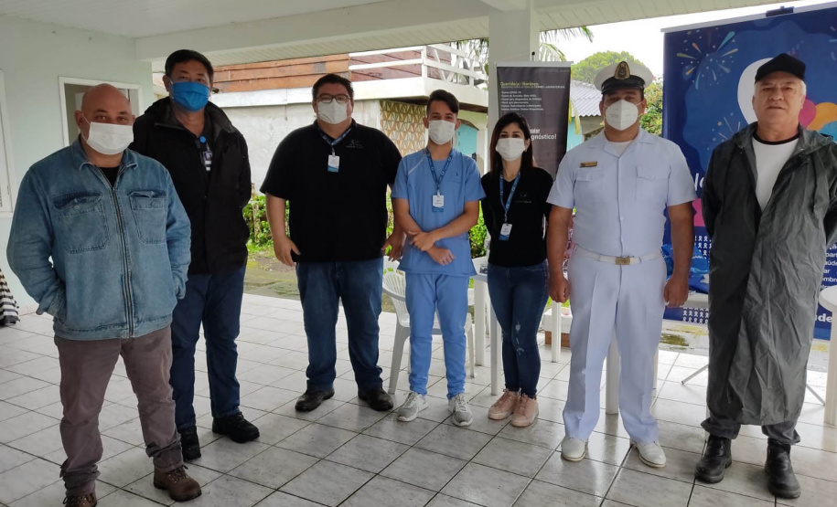 A empresa Portos do Paraná retomou nesta quinta-feira (11) o Porto em Ação após o avanço da vacinação contra a Covid-19 no Estado. O evento aconteceu na cozinha comunitária da comunidade Piaçaguera e contemplou também os moradores da Ilha de Amparo, que participaram de um almoço de integração e tiveram acesso a vouchers de consulta, teste de glicemia, aferição de glicose, além de corte de cabelo, kits de jogos lúdicos, atividades físicas e orientações da Marinha do Brasil e da Unidade de Segurança Portuária