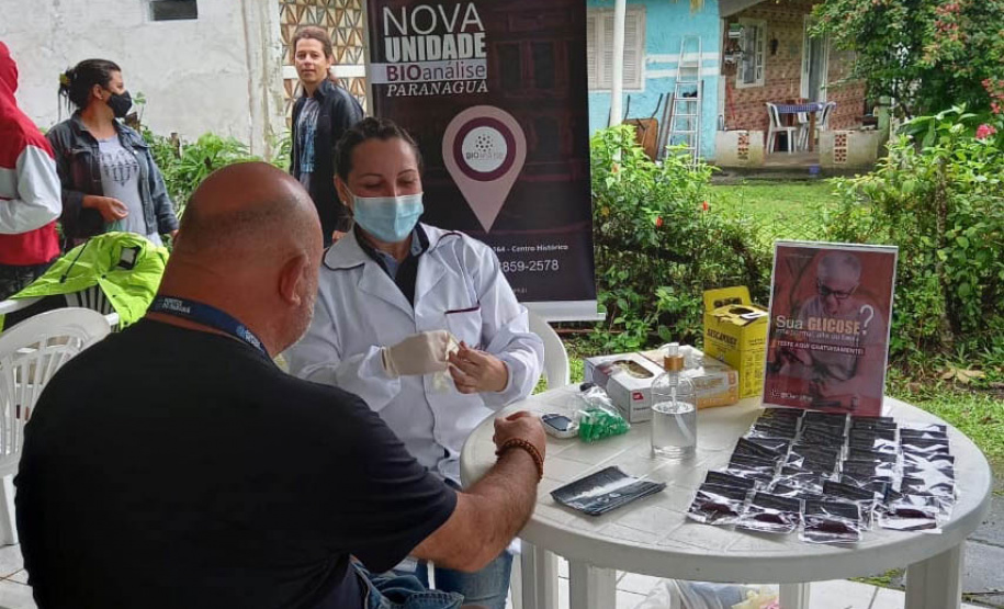 A empresa Portos do Paraná retomou nesta quinta-feira (11) o Porto em Ação após o avanço da vacinação contra a Covid-19 no Estado. O evento aconteceu na cozinha comunitária da comunidade Piaçaguera e contemplou também os moradores da Ilha de Amparo, que participaram de um almoço de integração e tiveram acesso a vouchers de consulta, teste de glicemia, aferição de glicose, além de corte de cabelo, kits de jogos lúdicos, atividades físicas e orientações da Marinha do Brasil e da Unidade de Segurança Portuária