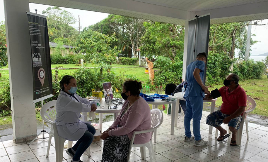 A empresa Portos do Paraná retomou nesta quinta-feira (11) o Porto em Ação após o avanço da vacinação contra a Covid-19 no Estado. O evento aconteceu na cozinha comunitária da comunidade Piaçaguera e contemplou também os moradores da Ilha de Amparo, que participaram de um almoço de integração e tiveram acesso a vouchers de consulta, teste de glicemia, aferição de glicose, além de corte de cabelo, kits de jogos lúdicos, atividades físicas e orientações da Marinha do Brasil e da Unidade de Segurança Portuária