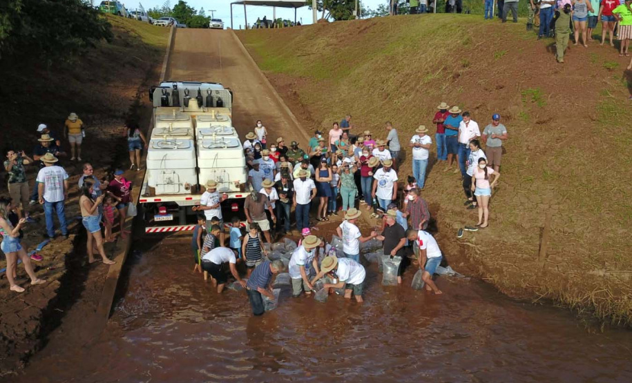 A soltura de 20 mil dourados e 200 mil lambaris no Reio Ivaí, em Mirador, no Noroeste, contou com a presença de 200 participantes do 20º Hally Fluvial SOS Rio Ivaí, neste final de semana. Os competidores foram recepcionados pelo secretário do Desenvolvimento Sustentável e do Turismo (Sedest), Márcio Nunes  -  Mirador, 14/11/2021 - Foto: Alessandro Vieira/Sedest