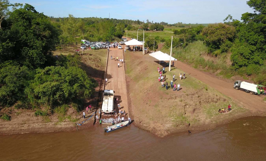 A soltura de 20 mil dourados e 200 mil lambaris no Reio Ivaí, em Mirador, no Noroeste, contou com a presença de 200 participantes do 20º Hally Fluvial SOS Rio Ivaí, neste final de semana. Os competidores foram recepcionados pelo secretário do Desenvolvimento Sustentável e do Turismo (Sedest), Márcio Nunes  -  Mirador, 14/11/2021 - Foto: Alessandro Vieira/Sedest