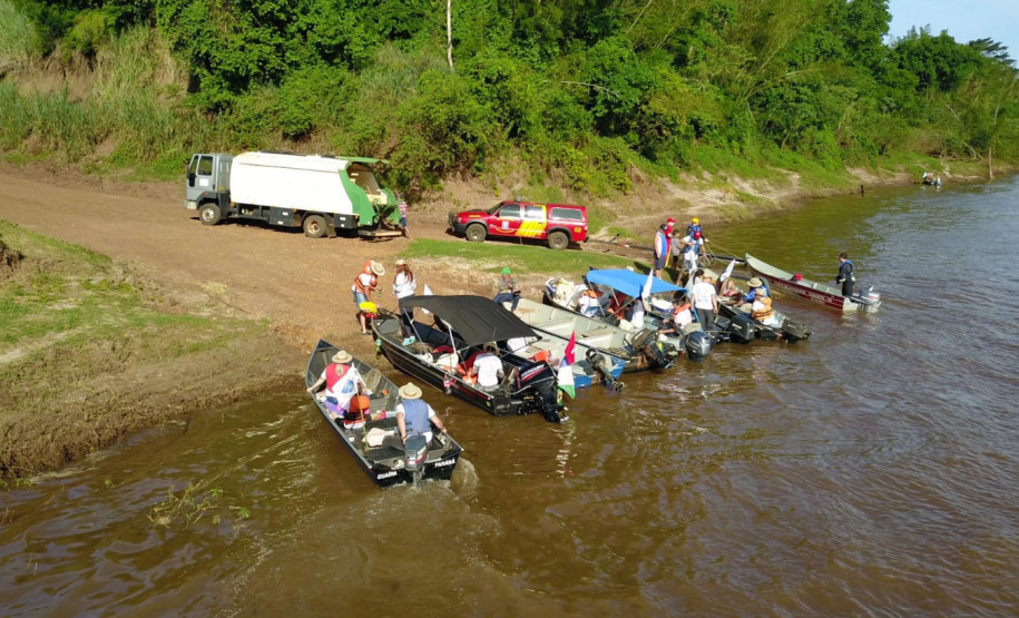 A soltura de 20 mil dourados e 200 mil lambaris no Reio Ivaí, em Mirador, no Noroeste, contou com a presença de 200 participantes do 20º Hally Fluvial SOS Rio Ivaí, neste final de semana. Os competidores foram recepcionados pelo secretário do Desenvolvimento Sustentável e do Turismo (Sedest), Márcio Nunes  -  Mirador, 14/11/2021 - Foto: Alessandro Vieira/Sedest