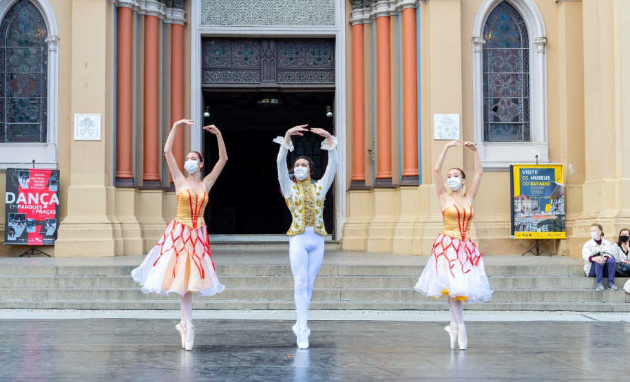Escola de Dança Teatro Guaíra se apresenta no Parque São Lourenço no sábado