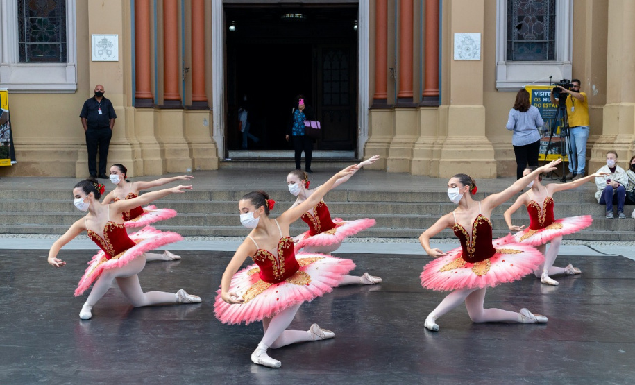 Escola de Dança Teatro Guaíra se apresenta no Parque São Lourenço no sábado