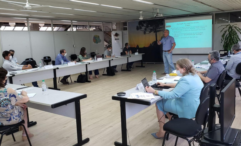 O Instituto de Desenvolvimento Rural do Paraná ? Iapar-Emater (IDR-Paraná) está criando estratégias para potencializar os serviços prestados ao agricultor paranaense. O tema foi discutido na segunda reunião ordinária do Comitê Técnico Científico (CTC) do órgão, realizada nesta terça-feira (23), em Curitiba. - Curitiba, 23/11/2021 - Foto: IDR-Paraná