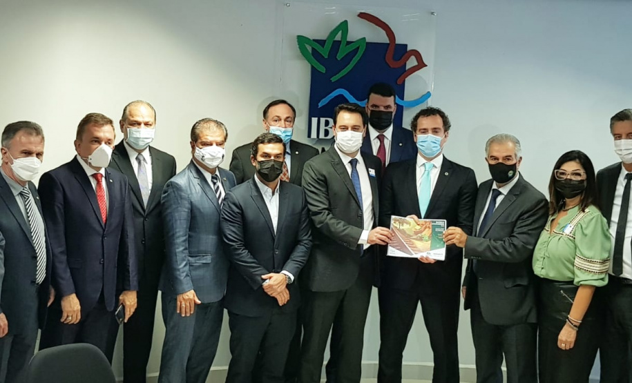 O governador Carlos Massa Ratinho Junior entregou nesta quarta-feira (24), ao presidente do Instituto Brasileiro do Meio Ambiente e dos Recursos Naturais Renováveis (Ibama), Eduardo Bin, o Relatório de Impacto Ambiental (RIMA) do projeto da Nova Ferroeste. Ele e o governador do Mato Grosso do Sul, Reinaldo Azambuja, se reuniram com técnicos do órgão ambiental em Brasília para tratar do empreendimento. - Curitiba, 24/11/2021 - Foto: IBAMA