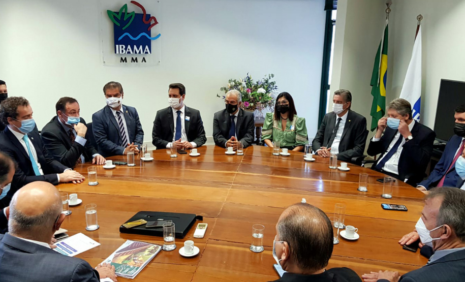 O governador Carlos Massa Ratinho Junior entregou nesta quarta-feira (24), ao presidente do Instituto Brasileiro do Meio Ambiente e dos Recursos Naturais Renováveis (Ibama), Eduardo Bin, o Relatório de Impacto Ambiental (RIMA) do projeto da Nova Ferroeste. Ele e o governador do Mato Grosso do Sul, Reinaldo Azambuja, se reuniram com técnicos do órgão ambiental em Brasília para tratar do empreendimento. - Curitiba, 24/11/2021 - Foto: IBAMA