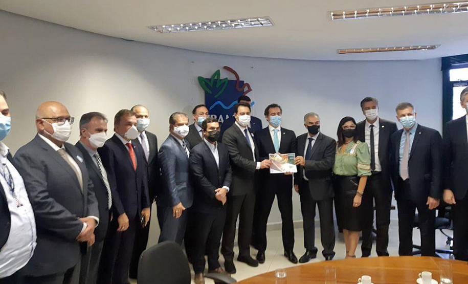 O governador Carlos Massa Ratinho Junior entregou nesta quarta-feira (24), ao presidente do Instituto Brasileiro do Meio Ambiente e dos Recursos Naturais Renováveis (Ibama), Eduardo Bin, o Relatório de Impacto Ambiental (RIMA) do projeto da Nova Ferroeste. Ele e o governador do Mato Grosso do Sul, Reinaldo Azambuja, se reuniram com técnicos do órgão ambiental em Brasília para tratar do empreendimento. - Curitiba, 24/11/2021 - Foto: IBAMA