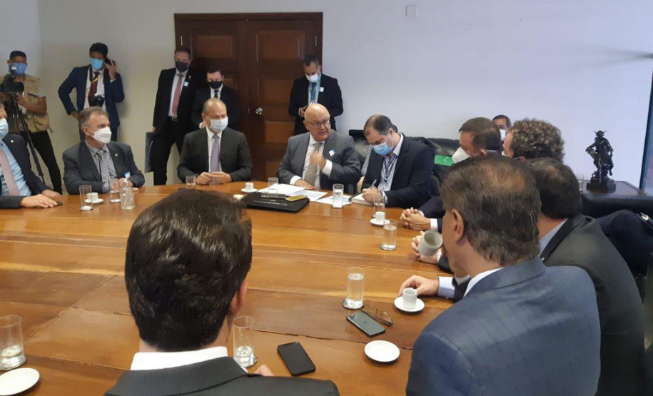 O governador Carlos Massa Ratinho Junior entregou nesta quarta-feira (24), ao presidente do Instituto Brasileiro do Meio Ambiente e dos Recursos Naturais Renováveis (Ibama), Eduardo Bin, o Relatório de Impacto Ambiental (RIMA) do projeto da Nova Ferroeste. Ele e o governador do Mato Grosso do Sul, Reinaldo Azambuja, se reuniram com técnicos do órgão ambiental em Brasília para tratar do empreendimento. - Curitiba, 24/11/2021 - Foto: IBAMA