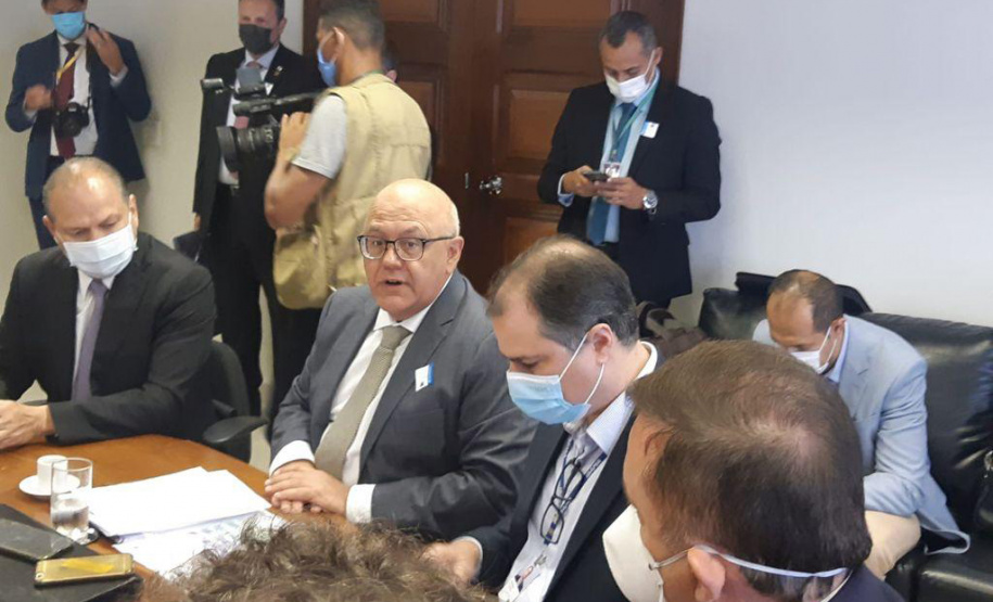 O governador Carlos Massa Ratinho Junior entregou nesta quarta-feira (24), ao presidente do Instituto Brasileiro do Meio Ambiente e dos Recursos Naturais Renováveis (Ibama), Eduardo Bin, o Relatório de Impacto Ambiental (RIMA) do projeto da Nova Ferroeste. Ele e o governador do Mato Grosso do Sul, Reinaldo Azambuja, se reuniram com técnicos do órgão ambiental em Brasília para tratar do empreendimento. - Curitiba, 24/11/2021 - Foto: IBAMA