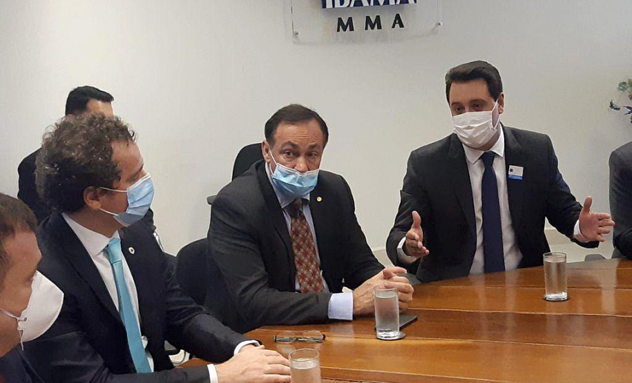 O governador Carlos Massa Ratinho Junior entregou nesta quarta-feira (24), ao presidente do Instituto Brasileiro do Meio Ambiente e dos Recursos Naturais Renováveis (Ibama), Eduardo Bin, o Relatório de Impacto Ambiental (RIMA) do projeto da Nova Ferroeste. Ele e o governador do Mato Grosso do Sul, Reinaldo Azambuja, se reuniram com técnicos do órgão ambiental em Brasília para tratar do empreendimento. - Curitiba, 24/11/2021 - Foto: IBAMA