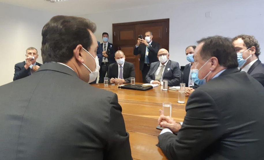 O governador Carlos Massa Ratinho Junior entregou nesta quarta-feira (24), ao presidente do Instituto Brasileiro do Meio Ambiente e dos Recursos Naturais Renováveis (Ibama), Eduardo Bin, o Relatório de Impacto Ambiental (RIMA) do projeto da Nova Ferroeste. Ele e o governador do Mato Grosso do Sul, Reinaldo Azambuja, se reuniram com técnicos do órgão ambiental em Brasília para tratar do empreendimento. - Curitiba, 24/11/2021 - Foto: IBAMA