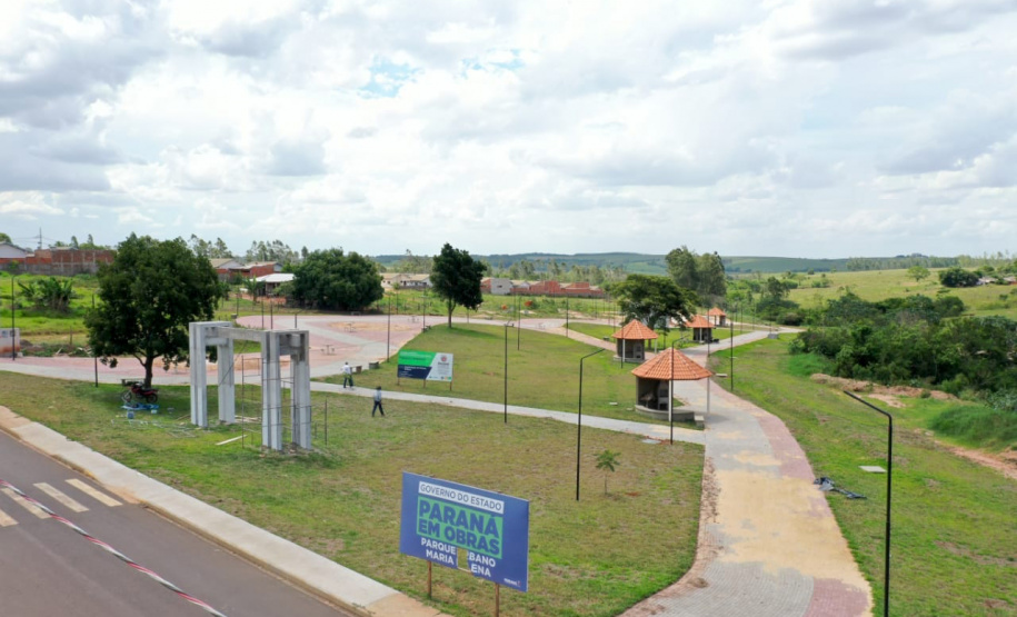 O secretário do Desenvolvimento Sustentável e do Turismo, Márcio Nunes, participou nesta quinta-feira (25) do plantio de mudas de árvores nativas no Parque Urbano de Maria Helena, no Noroeste do Estrado. O parque está com 77% de obras. -  Curitiba, 25/11/2021 - Foto: Alessandro Vieira/SEDEST
