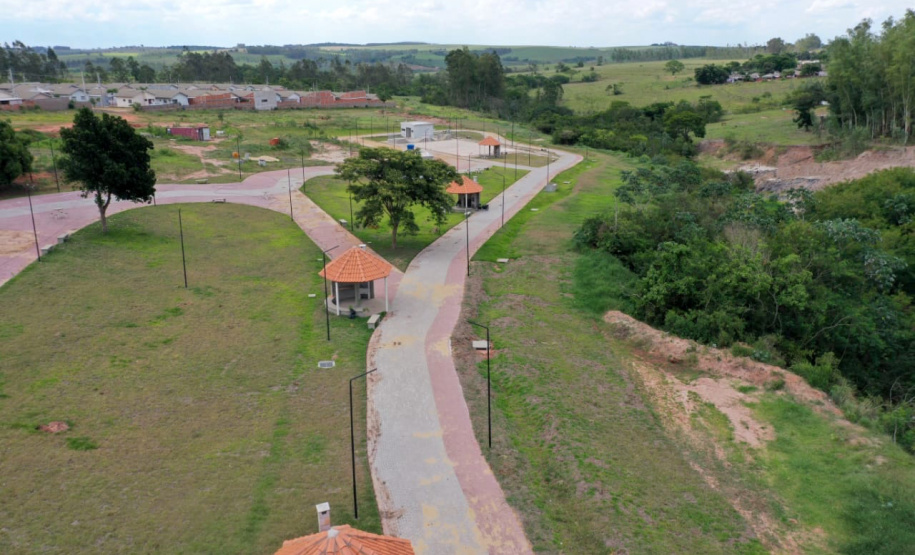 O secretário do Desenvolvimento Sustentável e do Turismo, Márcio Nunes, participou nesta quinta-feira (25) do plantio de mudas de árvores nativas no Parque Urbano de Maria Helena, no Noroeste do Estrado. O parque está com 77% de obras. -  Curitiba, 25/11/2021 - Foto: Alessandro Vieira/SEDEST