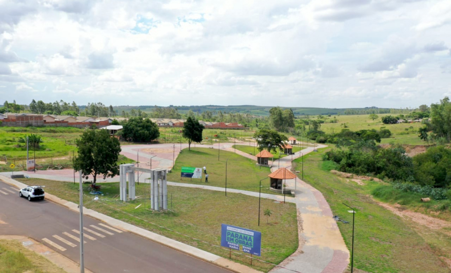 O secretário do Desenvolvimento Sustentável e do Turismo, Márcio Nunes, participou nesta quinta-feira (25) do plantio de mudas de árvores nativas no Parque Urbano de Maria Helena, no Noroeste do Estrado. O parque está com 77% de obras. -  Curitiba, 25/11/2021 - Foto: Alessandro Vieira/SEDEST