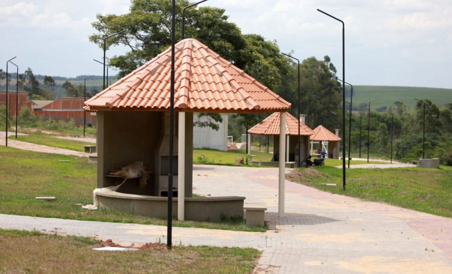 O secretário do Desenvolvimento Sustentável e do Turismo, Márcio Nunes, participou nesta quinta-feira (25) do plantio de mudas de árvores nativas no Parque Urbano de Maria Helena, no Noroeste do Estrado. O parque está com 77% de obras. -  Curitiba, 25/11/2021 - Foto: Alessandro Vieira/SEDEST