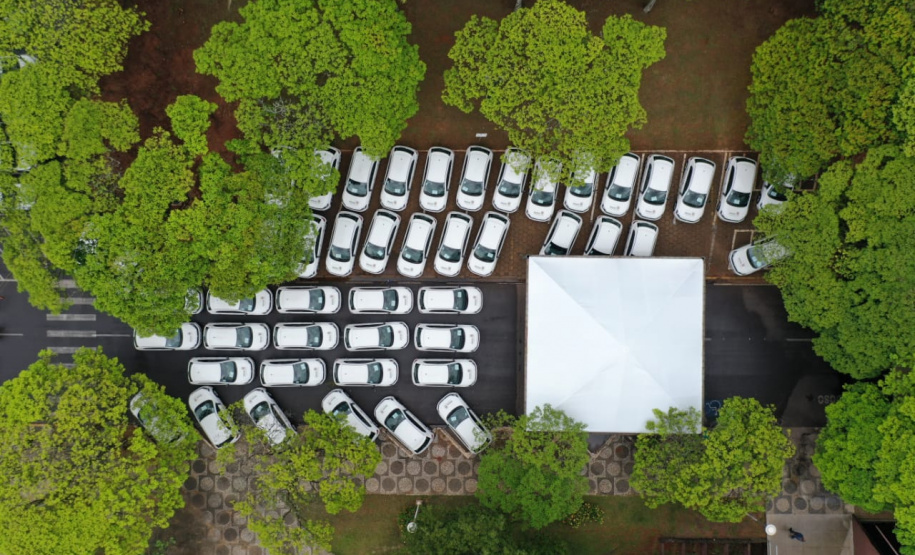 A Secretaria de Estado da Saúde (Sesa) entregou 47 veículos para a Estratégia da Saúde da Família (ESF) e assinou convênio de R$ 5 milhões para o programa de Qualificação dos Consórcios Intermunicipais de Saúde (Qualicis) aos 21 municípios de abrangência da 12ª Regional de Saúde de Umuarama.  -  Umuarama, 25/11/2021 - Foto: Américo Antonio/SESA