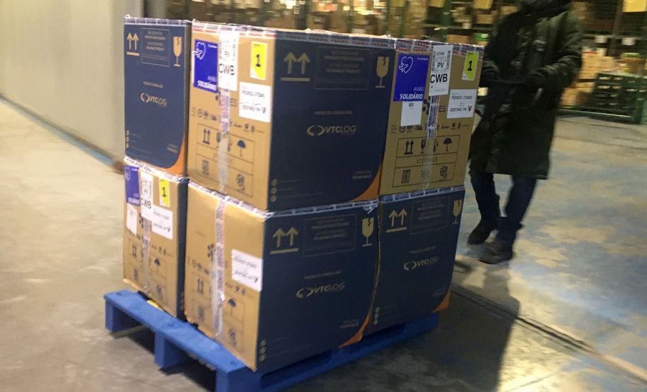 A Secretaria de Estado da Saúde (Sesa) recebeu na noite desta quinta-feira (25) mais 420.030 vacinas contra a Covid-19. Os imunizantes da Pfizer/BioNTech desembarcaram no Aeroporto Internacional Afonso Pena, em São José dos Pinhais em dois voos: às 18h45 (voo LA-3510) e às 20h (voo G3-1115). - Curitiba, 25/11/2021 - - Foto: Américo Antonio/SESA