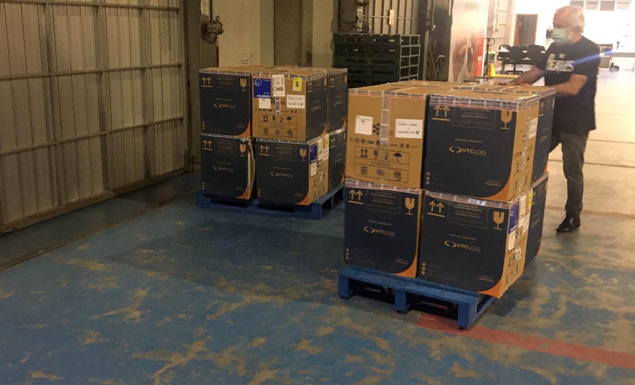 A Secretaria de Estado da Saúde (Sesa) recebeu na noite desta quinta-feira (25) mais 420.030 vacinas contra a Covid-19. Os imunizantes da Pfizer/BioNTech desembarcaram no Aeroporto Internacional Afonso Pena, em São José dos Pinhais em dois voos: às 18h45 (voo LA-3510) e às 20h (voo G3-1115). - Curitiba, 25/11/2021 - - Foto: Américo Antonio/SESA