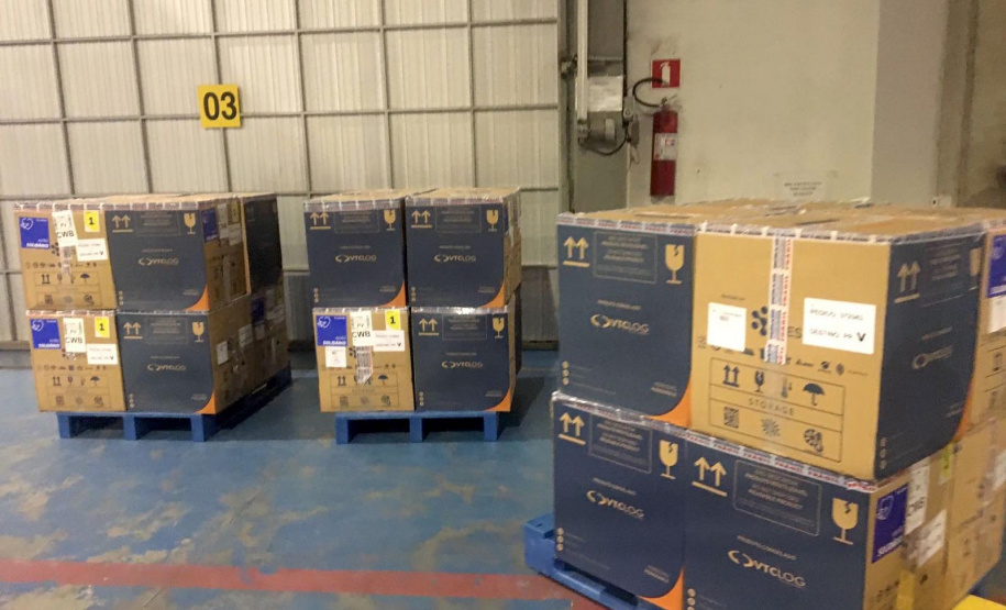 A Secretaria de Estado da Saúde (Sesa) recebeu na noite desta quinta-feira (25) mais 420.030 vacinas contra a Covid-19. Os imunizantes da Pfizer/BioNTech desembarcaram no Aeroporto Internacional Afonso Pena, em São José dos Pinhais em dois voos: às 18h45 (voo LA-3510) e às 20h (voo G3-1115). - Curitiba, 25/11/2021 - - Foto: Américo Antonio/SESA