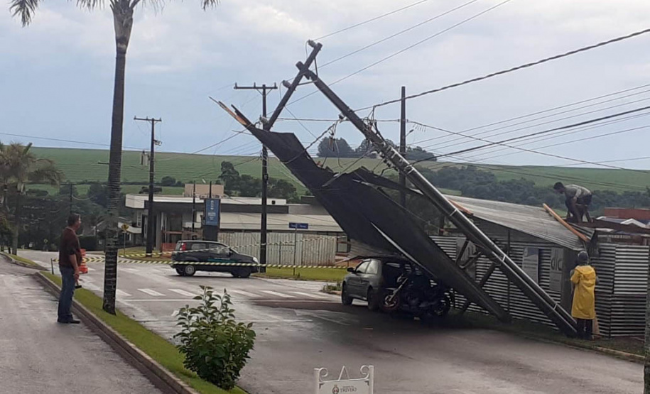 Equipes da Copel trabalham na recomposição de rede elétrica após temporal - Curitiba, 26/11/2021 - Foto: Copel