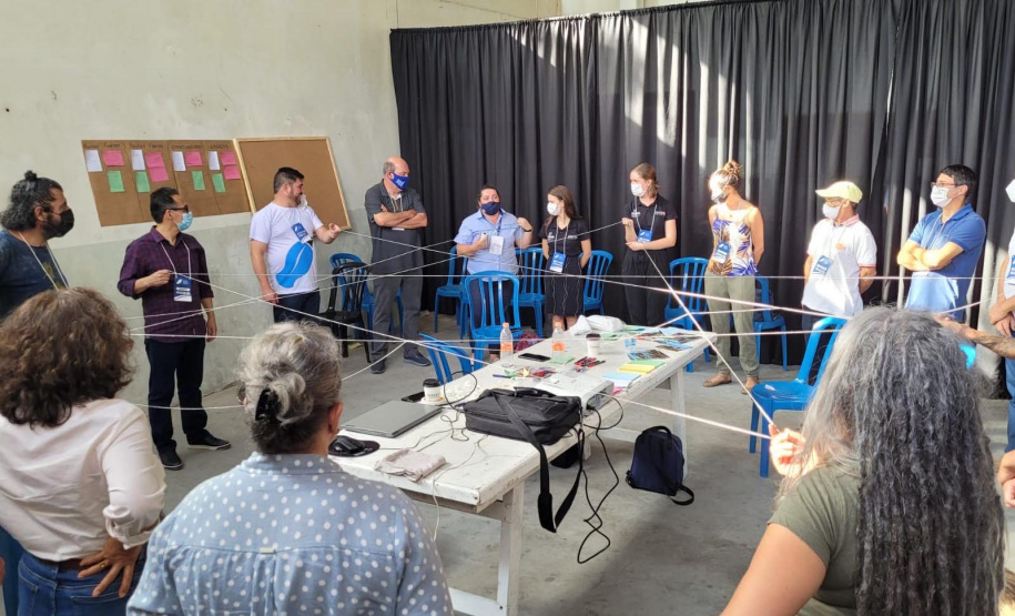 Em seis salas de oficinas, no município de Morretes, o projeto piloto VRS Mata Atlântica reuniu, nesta quinta e sexta-feira (25 e 26), mais de 50 produtores rurais e representantes de pupunha, banana, mandioca, juçara, frutos sazonais do Litoral, e operadores e prestadores de serviços do turismo. Eles são representantes dos municípios de Guaraqueçaba, Morretes e Antonina. - Antonina, 26/11/2021 - Foto: Investe Paraná