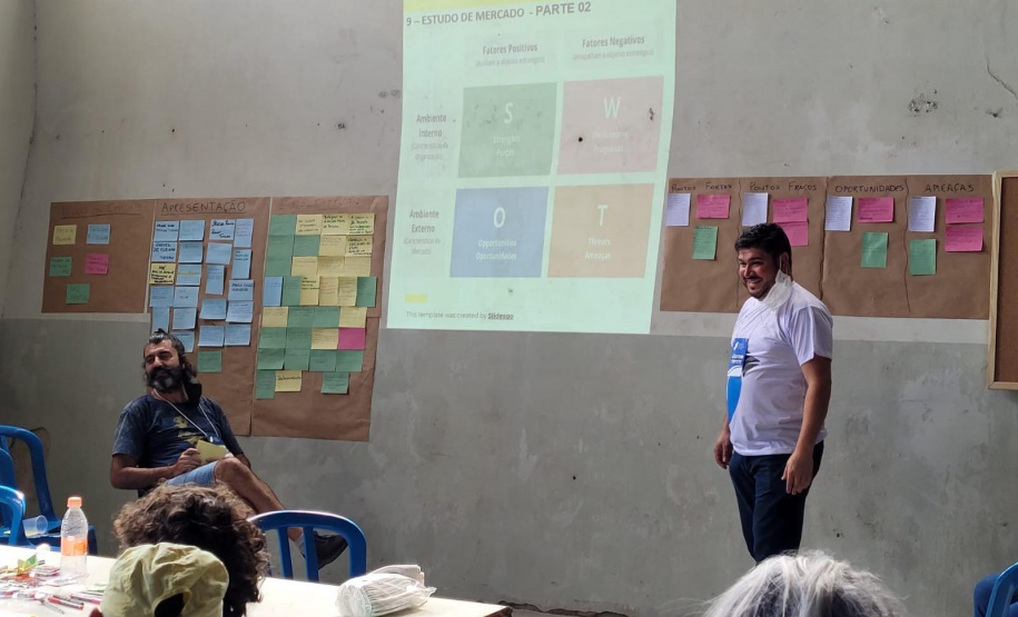 Em seis salas de oficinas, no município de Morretes, o projeto piloto VRS Mata Atlântica reuniu, nesta quinta e sexta-feira (25 e 26), mais de 50 produtores rurais e representantes de pupunha, banana, mandioca, juçara, frutos sazonais do Litoral, e operadores e prestadores de serviços do turismo. Eles são representantes dos municípios de Guaraqueçaba, Morretes e Antonina. - Antonina, 26/11/2021 - Foto: Investe Paraná