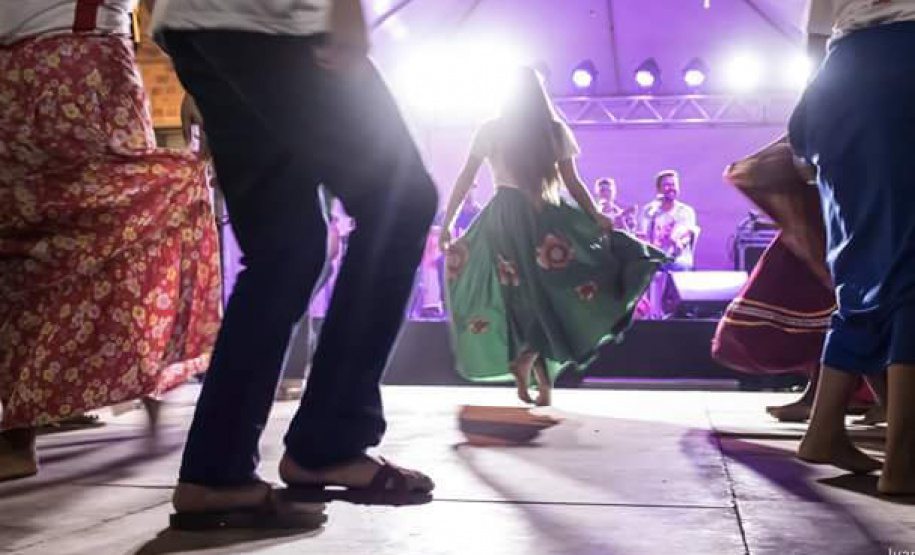 Patrimônio Imaterial do Brasil, a dança típica da cultura caiçara de Guaraqueçaba, denominada Fandango, tem sua primeira apresentação em Morretes neste sábado (27), pelo Grupo Fandanguará. A apresentação fez parte da 1ª Feira de Integração promovida pela Invest Paraná através do programa Vocações Regionais Sustentáveis (VRS). - Antonina, 26/11/2021 - Foto: Grupo Fandanguará