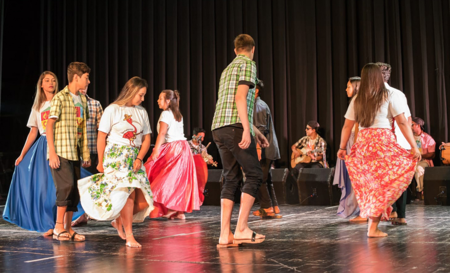 Patrimônio Imaterial do Brasil, a dança típica da cultura caiçara de Guaraqueçaba, denominada Fandango, tem sua primeira apresentação em Morretes neste sábado (27), pelo Grupo Fandanguará. A apresentação fez parte da 1ª Feira de Integração promovida pela Invest Paraná através do programa Vocações Regionais Sustentáveis (VRS). - Antonina, 26/11/2021 - Foto: Grupo Fandanguará