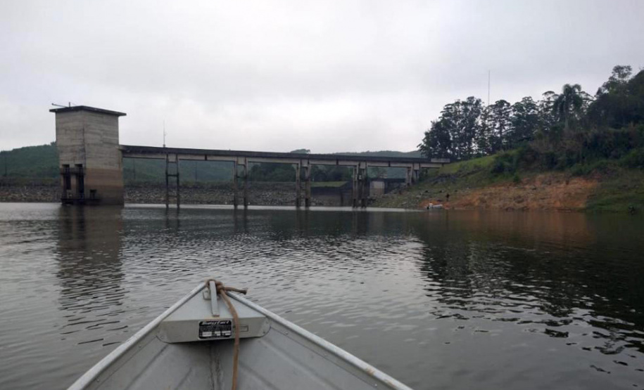 Em força-tarefa, o Instituto Água e Terra (IAT) apreendeu equipamentos de pesca irregular e se deparou com crimes ambientais ao longo da Represa do Capivari, em Campina Grande do Sul, na Região Metropolitana de Curitiba (RMC). - Curitiba, 19/11/2021 - Foto: IAT