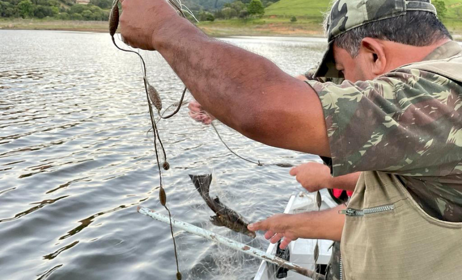 Em força-tarefa, o Instituto Água e Terra (IAT) apreendeu equipamentos de pesca irregular e se deparou com crimes ambientais ao longo da Represa do Capivari, em Campina Grande do Sul, na Região Metropolitana de Curitiba (RMC). - Curitiba, 19/11/2021 - Foto: IAT