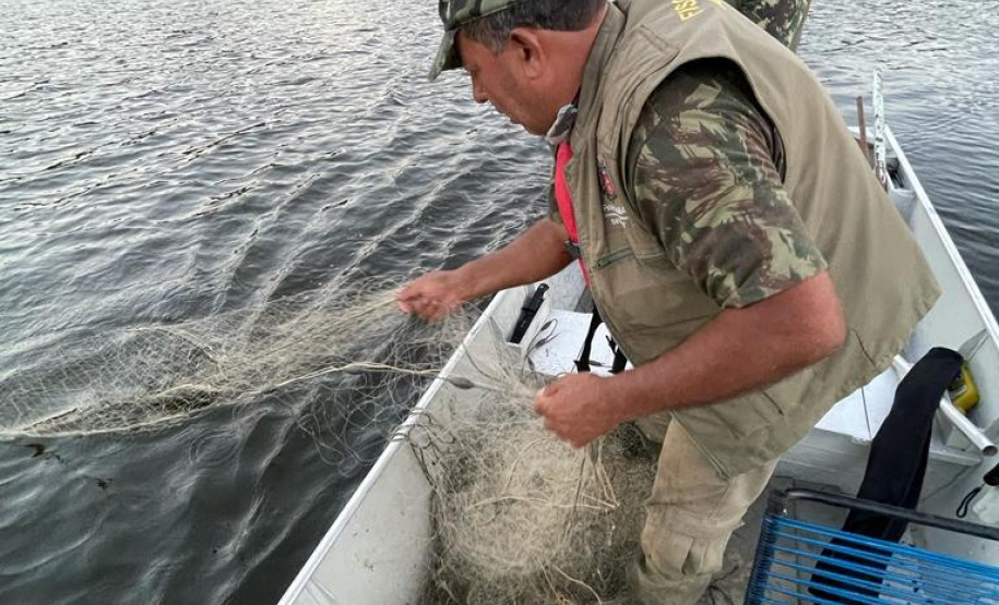 Em força-tarefa, o Instituto Água e Terra (IAT) apreendeu equipamentos de pesca irregular e se deparou com crimes ambientais ao longo da Represa do Capivari, em Campina Grande do Sul, na Região Metropolitana de Curitiba (RMC). - Curitiba, 19/11/2021 - Foto: IAT