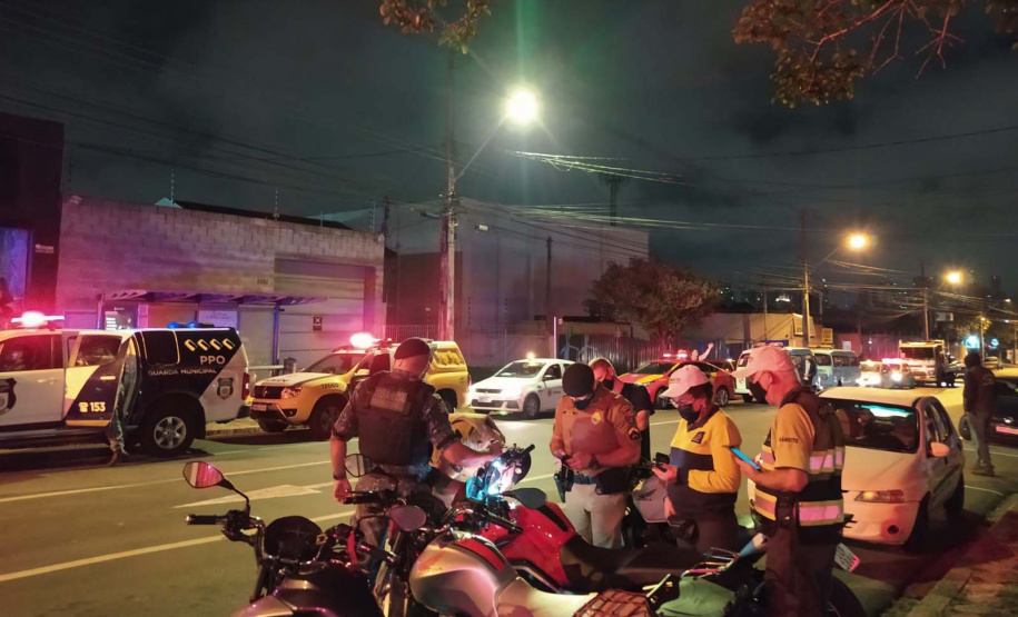 Operação apreende arma de fogo e produtos contrabandeados em Curitiba e no Litoral