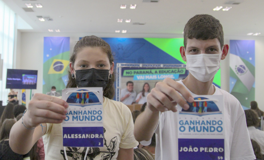 Governador do Paraná, Carlos Massa Ratinho Junior e o Secretario da Educação, Renato Feder participam do projeto Ganhando o Mundo.
