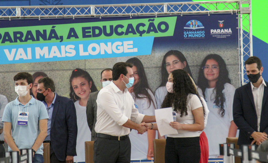 Governador do Paraná, Carlos Massa Ratinho Junior e o Secretario da Educação, Renato Feder participam do projeto Ganhando o Mundo.
