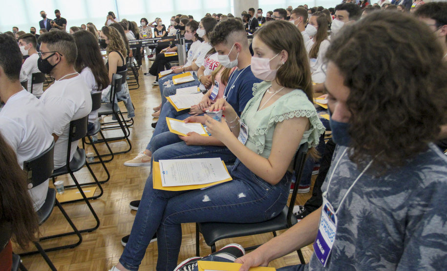 Governador do Paraná, Carlos Massa Ratinho Junior e o Secretario da Educação, Renato Feder participam do projeto Ganhando o Mundo.