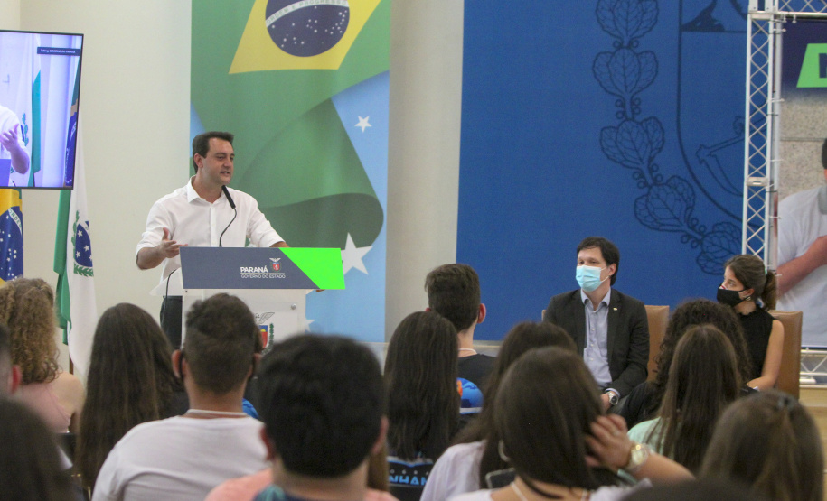 Governador do Paraná, Carlos Massa Ratinho Junior e o Secretario da Educação, Renato Feder participam do projeto Ganhando o Mundo.