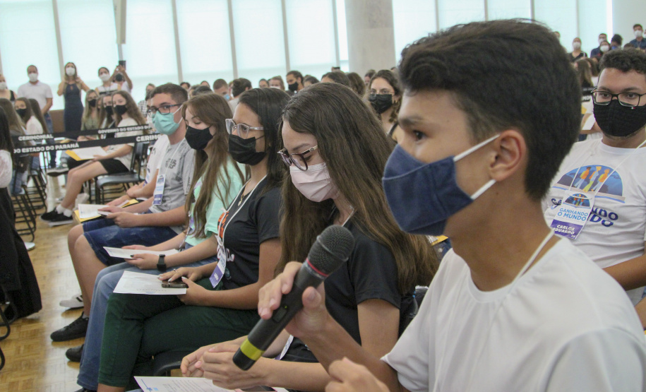 Governador do Paraná, Carlos Massa Ratinho Junior e o Secretario da Educação, Renato Feder participam do projeto Ganhando o Mundo.