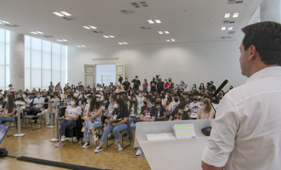 Governador do Paraná, Carlos Massa Ratinho Junior e o Secretario da Educação, Renato Feder participam do projeto Ganhando o Mundo.