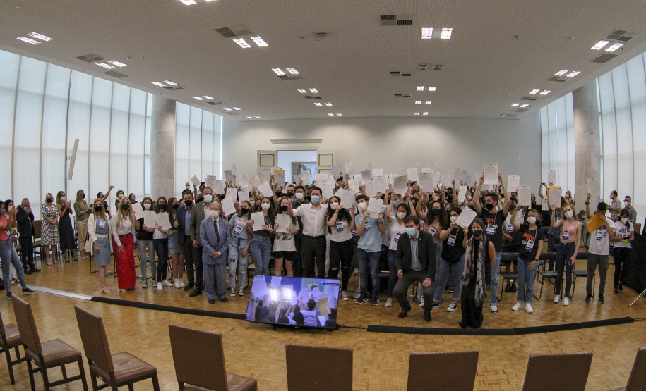 Governador do Paraná, Carlos Massa Ratinho Junior e o Secretario da Educação, Renato Feder participam do projeto Ganhando o Mundo.
