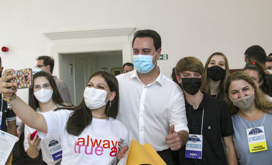 Governador do Paraná, Carlos Massa Ratinho Junior e o Secretario da Educação, Renato Feder participam do projeto Ganhando o Mundo.