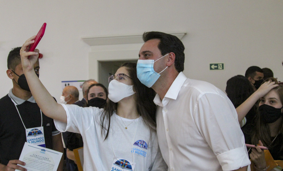 Governador do Paraná, Carlos Massa Ratinho Junior e o Secretario da Educação, Renato Feder participam do projeto Ganhando o Mundo.